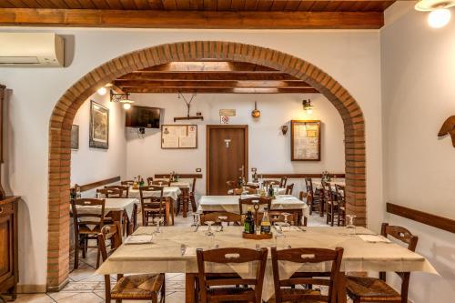 an archway in a restaurant with tables and chairs at Agriturismo Pozzo Fiorito in Castiglione delle Stiviere