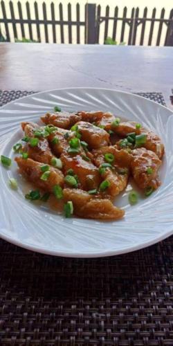 un piatto bianco di cibo su un tavolo di Peak View Resort a San Vicente