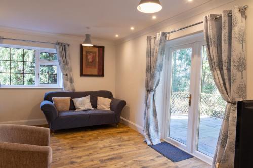 sala de estar con sofá y puerta corredera de cristal en The Lodge at Highlands 
