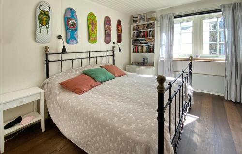 1 dormitorio con cama y tablas de surf en la pared en Stunning Home In Styrs With Sauna, Wifi And 2 Bedrooms, en Styrsö