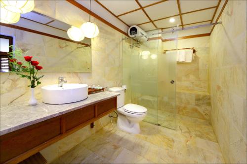 A bathroom at Thanh Van 1 Hotel
