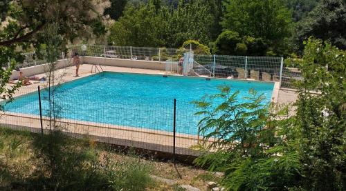 una gran piscina azul en un patio en Maison provençale 5 personnes Gorges du Verdon, en Saint-Martin-de-Brômes