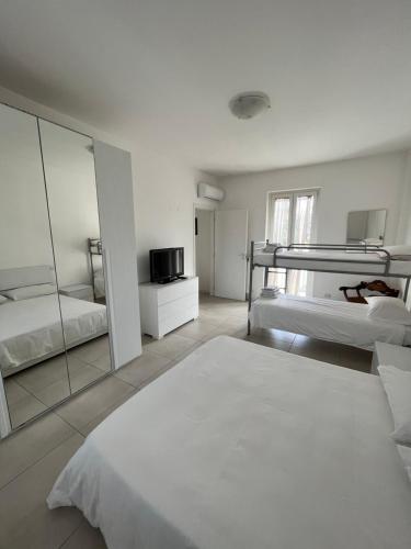 een slaapkamer met 2 stapelbedden en een spiegel bij Le dimore di San Gervasio in Capriate San Gervasio