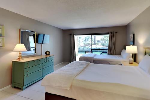 - une chambre avec 2 lits et une grande fenêtre dans l'établissement Edgewater Villa 2203, à Panama City Beach