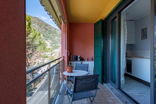 - Balcón con mesa y vistas en ALTIDO Cosy flat with splendid sea view, en Zoagli