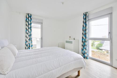 um quarto branco com uma cama grande e uma janela em Ecapade en duo a Pleneuf-Val-Andre em Pléneuf-Val-André