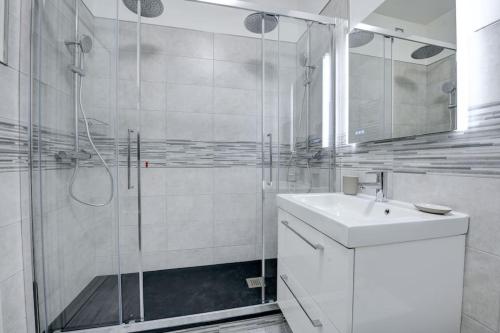 Ένα μπάνιο στο Virgo Suite Apartment