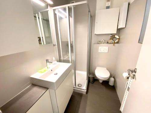 La salle de bains est pourvue d'un lavabo, d'une douche et de toilettes. dans l'établissement Achtern Diek, Whg 9, à Grömitz