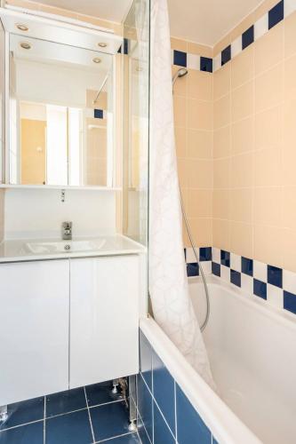 une salle de bain avec un lavabo blanc et une douche dans l'établissement Marseille Prado Perier, à Marseille