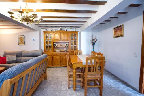 - un salon avec une table et un canapé dans l'établissement Cuencaloft Zarzuela, à Zarzuela