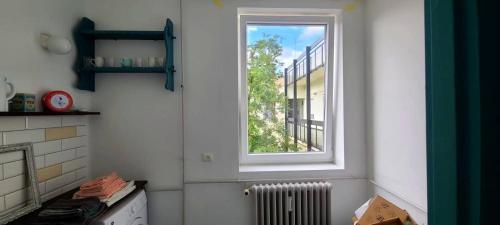 una cucina con finestra, piano cottura e radiatore di Stylish Delight in Downtown of Debrecen a Debrecen