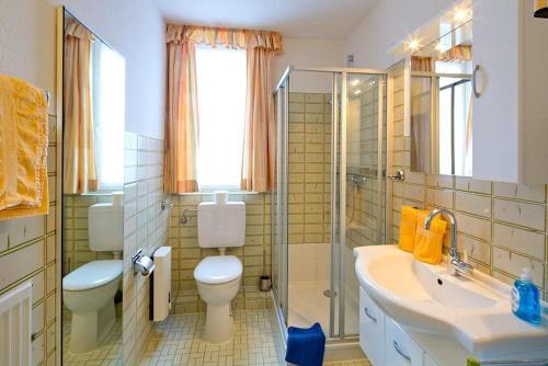 シャルボイツにあるFerienwohnung-301-im-Berliner-Hofのバスルーム(トイレ、洗面台、シャワー付)