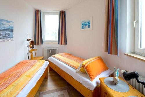 シャルボイツにあるFerienwohnung-301-im-Berliner-Hofのベッドルーム1室(ベッド2台、窓付)