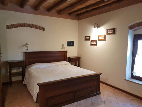 1 dormitorio con 1 cama, 2 mesas y una ventana en Agriturismo Le Caldane, en Colà di Lazise