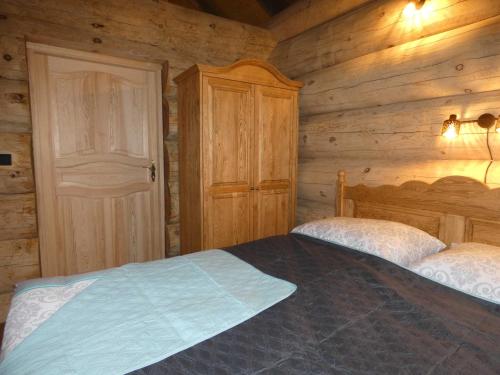 a bedroom with a bed in a log cabin at Naturstammhaus Tollensesee in Krickow