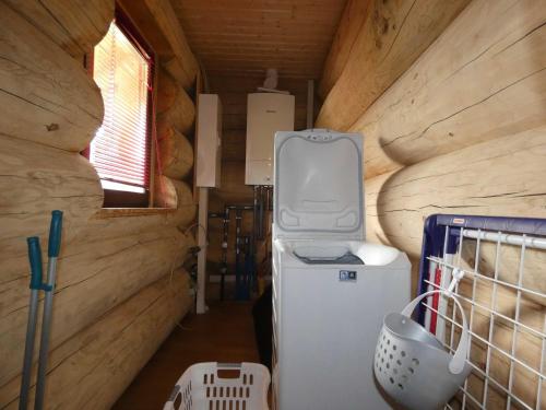 a small refrigerator in a tiny house with a window at Naturstammhaus Tollensesee in Krickow