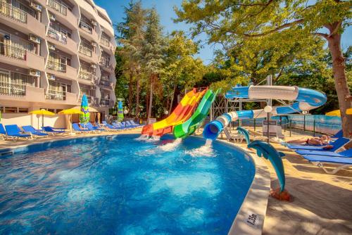 - Piscina con tobogán de agua en un complejo en Prestige Deluxe Hotel Aquapark Club - All inclusive, en Golden Sands