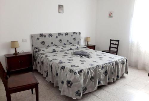 een slaapkamer met een groot bed met een deken erop bij My Holidays - Casa Laura in Domaso