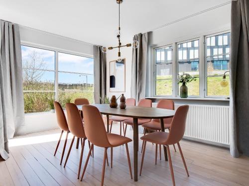 Un comedor con mesa y sillas de madera. en Sanders Charm - Endearing Two-Bedroom Apartment with Shared Garden, en Copenhague