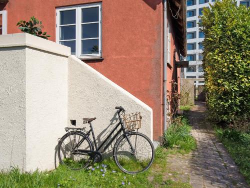 una bicicleta estacionada contra una pared al lado de un edificio en Sanders Charm - Endearing Two-Bedroom Apartment with Shared Garden, en Copenhague