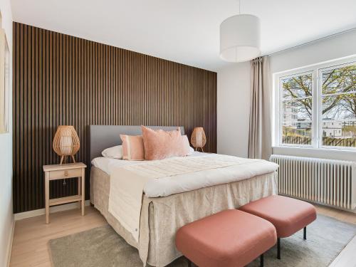 - une chambre avec un grand lit et une fenêtre dans l'établissement Sanders Charm - Endearing Two-Bedroom Apartment with Shared Garden, à Copenhague