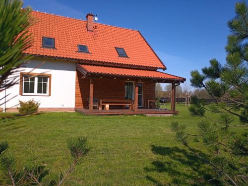 米科瓦伊基的住宿－Stare Sady 25 EA，庭院上一座带橙色屋顶的房子