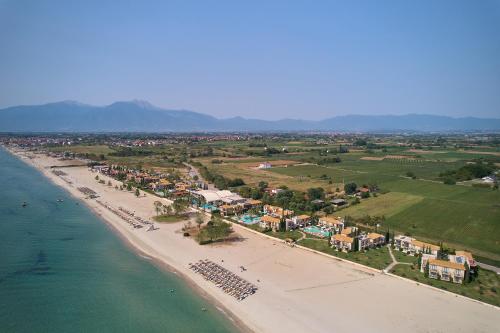 eine Luftansicht auf einen Strand und das Meer in der Unterkunft Mediterranean Village Hotel & Spa in Paralia Katerinis