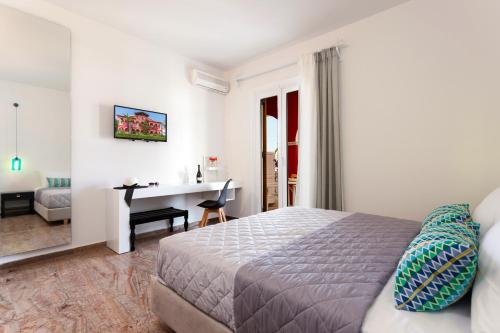 1 dormitorio con 1 cama y escritorio en una habitación en Tropical Studios en Laganas