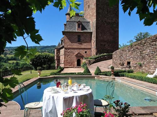Bazén v ubytování CHATEAU LA SERVAYRIE - Chambre d'hôtes nebo v jeho okolí