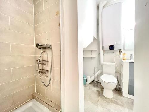 une salle de bain avec douche et toilettes dans l'établissement L'Arizona, Studio à 5 minutes du centre-ville, à Poitiers