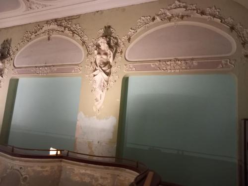 a room with two mirrors on the wall at LINDENHOF WALDHEIM in Waldheim