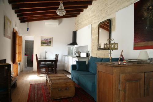 sala de estar con sofá azul y mesa en Casa de la Fra, en Jerez de la Frontera