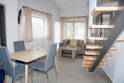 una sala da pranzo e un soggiorno con tavolo e sedie. di Sea View Frini Lefkada a Città di Lefkada
