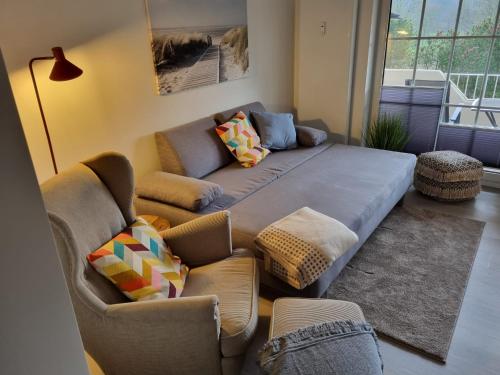 sala de estar con sofá y 2 sillas en fewo1846 - Strandresidenz Wassersleben Südblick App 689 - komfortables Apartment mit Balkon und Meerblick, en Harrislee