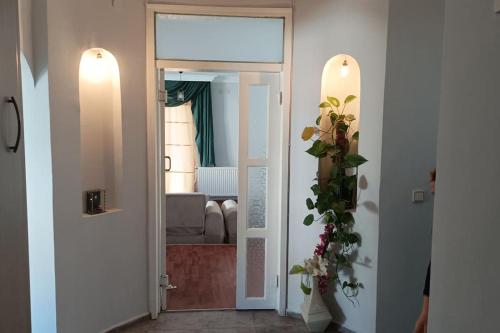 eine Tür, die in ein Zimmer mit einem Wohnzimmer führt in der Unterkunft 3 rooms and living room, centrally located, large apartment in Bayrakli