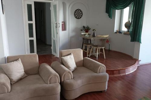 3 rooms and living room, centrally located, large apartment في Bayrakli: غرفة معيشة مع أريكة وطاولة