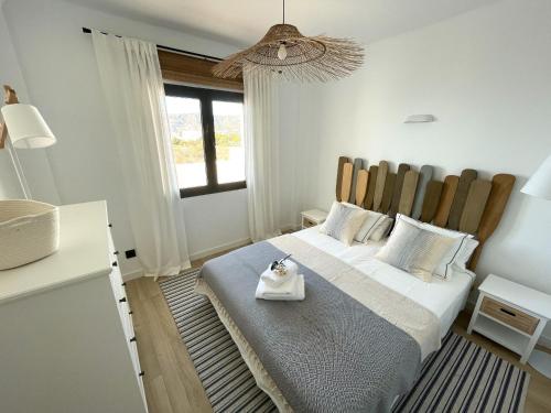 een slaapkamer met een groot bed met een dienblad erop bij Casa Kalithea in La Herradura