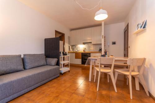 a living room with a couch and a table at Abetaia sul Lago in Alleghe