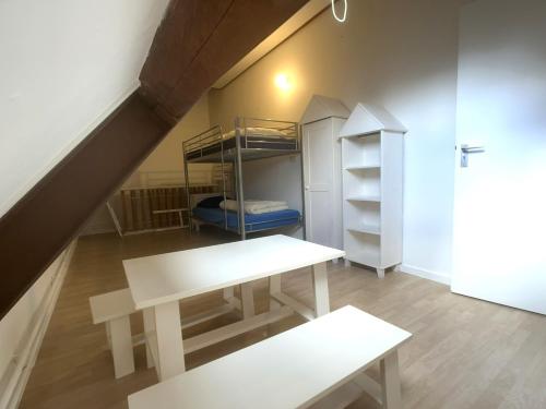 Habitación con litera, mesa y banco en Esdoornstraat 4 en Cadzand