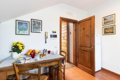 a dining room with a table with fruit on it at Perla in Spello