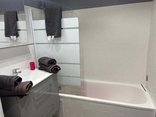 Ett badrum på Appartement n 216 Moriani plage