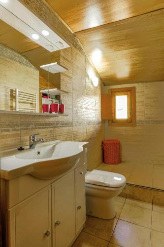 a bathroom with a sink and a toilet at Casita de Orlando by Apartamentos Arnedillo in Arnedillo