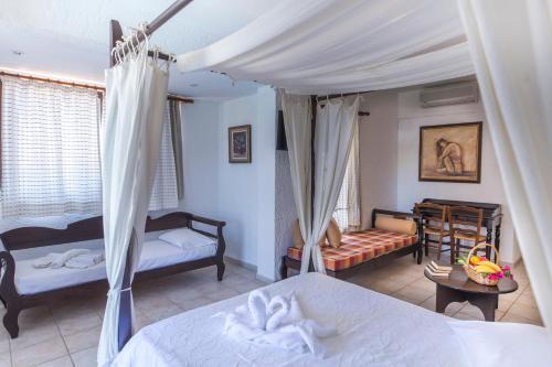 Postel nebo postele na pokoji v ubytování Creta Aquamarine Hotel