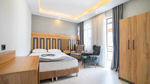 Cette chambre comprend un lit et un bureau. dans l'établissement Kafkas Hotel, à Antalya