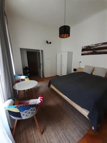 een slaapkamer met een bed, een tafel en een stoel bij Soukromý pokoj v srdci Prahy in Praag