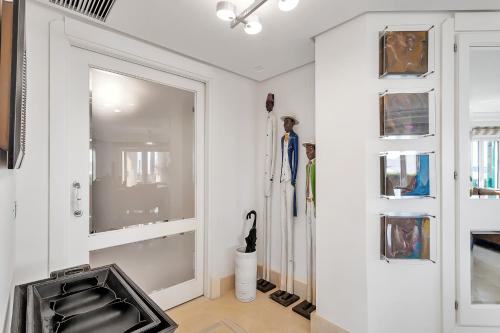 um corredor branco com uma porta e uma janela em YOLO Spaces - Sotogrande - Puerto Boutique Apartment em Sotogrande