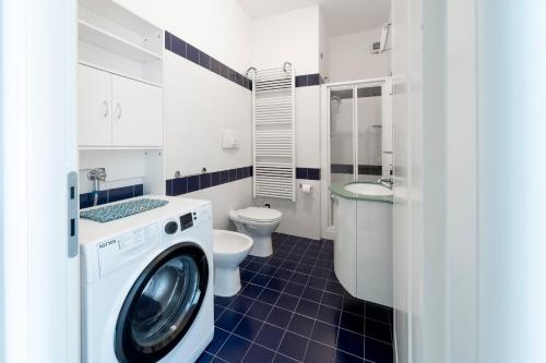 El baño incluye lavadora, aseo y lavamanos. en La Vela, en Finale Ligure