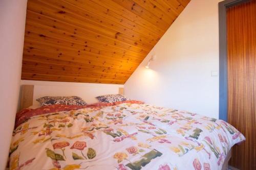 ハーフクルークにあるKnurrhahn-3-Whg-2の木製の天井のベッドルーム1室(ベッド1台付)