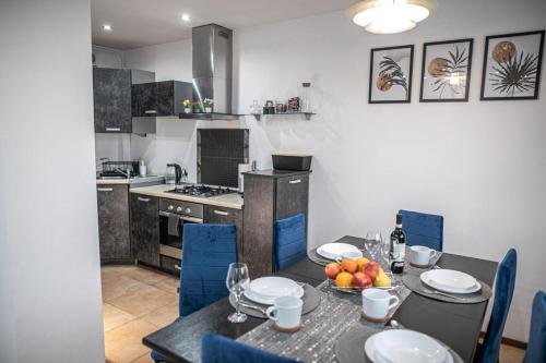 uma cozinha com mesa e cadeiras e uma sala de jantar em Cosy Space Apartment em Tychy