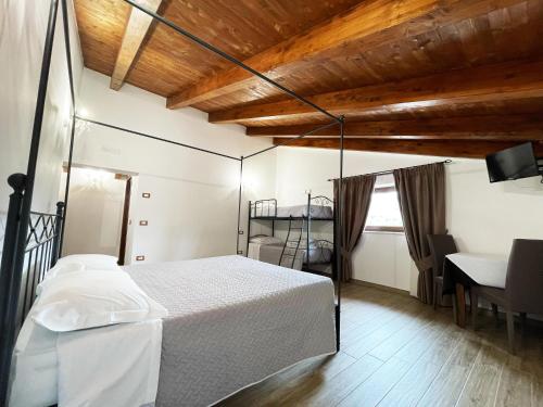1 dormitorio con cama con dosel y escritorio en Tenuta Morrone, en Pertosa